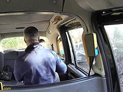 Milf Belanda yang terangsang memberikan blowjob tenggorokan dalam dan ditembus di dalam taksi