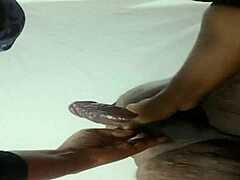 Femme au foyer hindi se soumet à une grosse bite tout en étant debout