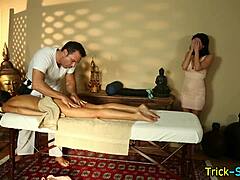 Imagini ascunse cu o femeie matură care primește un masaj senzual