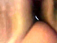 Prsata lepotica uživa v globoki penetraciji v eksplicitnem videu