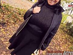 Немецкая любительница-мамочка подбирается и снимается в общественном парке Pov