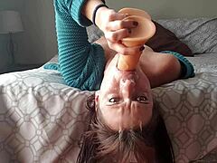 Миниатюрное домашнее видео, где зрелая женщина заглатывает дилдо вверх ногами