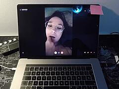 Mulher madura europeia goza na webcam com fã na parte 2