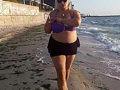 巨乳のママがビーチでホットなソロセッション