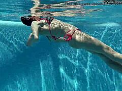 Olgun güzellik Nicole, havuz kenarında erotik bir performansla kendini tatmin ediyor