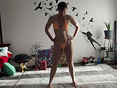 Аврора Уиллоус демонстрирует свои изгибы в бикини во время йоги-сессии
