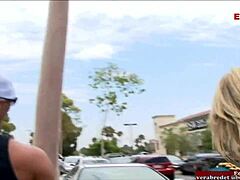 Blonde van middelbare leeftijd met grote borsten gevraagd voor seksuele ontmoeting langs de weg