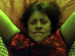 Carmen, uma mulher madura, faz um boquete em um vídeo POV retrô
