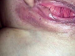 Amatérská MILFka dostává stříkající orgasmus v domácím videu