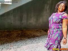 Afrikanska hemmafruar hemmagjord sexband med stor rumpa och bakifrån