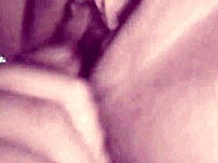 MILF-ul cu sânii mari este ejaculată într-un videoclip de casă