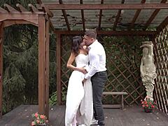 Η νύφη κάνει μια πίπα και γαμιέται την ημέρα του γάμου της στην ανοιχτή ατμόσφαιρα
