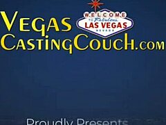 Wanita dewasa menyerahkan diri pada permainan BDSM yang intens di Las Vegas