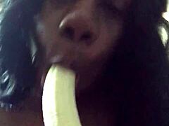 Sinná MILFka sa oddáva hlbokému prehĺtaniu banánu