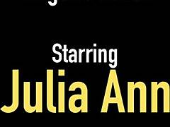 Julia Anns si užíva zmyselnú masturbáciu v pančucháčoch s explicitnými pokynmi