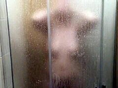 Une caméra cachée capture une session de douche torride avec des milfs