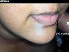 En mogen indisk kvinna får en stor sats i munnen
