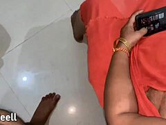 Жена, говорящая на хинди, испытывает интенсивный анальный секс с грубыми секс-техниками
