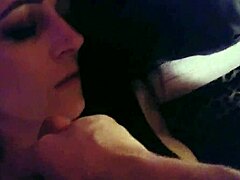 호색한 엄마가 자위하고 섹스하는 감각적인 POV 비디오