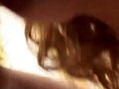 Egy olasz menyecske felálló mellbimbókkal szopást ad perverz partnerének