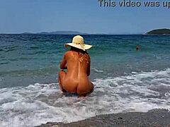 成熟的女人在海滩上被拉伸的乳头穿孔和多个阴道穿孔