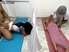 Um marido infiel assiste enquanto a massagista satisfaz sua esposa