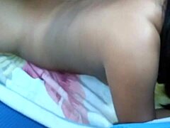 Eine haarige Amateur-Latina-Baby lässt ihre enge Muschi gestreckt werden