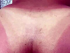 ペルーの熟女がビーチで日光浴をした後、精液を求める
