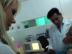 Блондинка получает оральный секс от медсестры во время осмотра, прежде чем заняться сексом