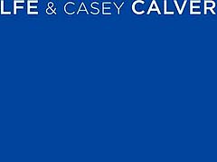 Lille-indrammet Maya Woulfe engagerer sig i kvindelig intimitet med modne brunette Casey Calvert