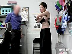 Зряла жена е наказана за кражба в BDSM-тематично видео