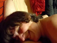 Seorang wanita dewasa dari Ukraina memberikan blowjob deepthroat dan menunggang penis pasangannya sebelum terlibat dalam seks dari belakang