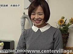 Nanako Akase, vdaná hospodyňka, se v horkém sezení špiní