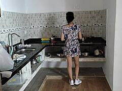 Eine reife Frau betreibt sexuelle Aktivitäten mit einem Kellner in der Küche