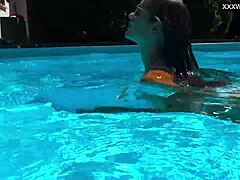 Angelica zralá láka: Evropská milfka to všechno odhaluje u bazénu