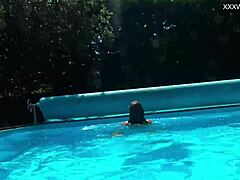 Η ώριμη γοητεία της Angelica: ευρωπαϊκή μιλφ τα δείχνει όλα δίπλα στην πισίνα