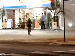 Zrela ženska razkazuje svoje obline na bencinski črpalki po mraku