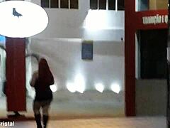 Donna matura mostra le sue curve in una stazione di servizio dopo il buio