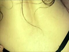 Hračky brazilské MILFky si přejí jíst jeho sperma z jejích vlasů