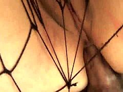 Una mujer madura tatuada y curvilínea explora el placer anal al aire libre