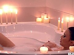 Jasmine Jaes si užíva zmyselný kúpeľ: Zrelá MILFka si užíva intímne sexuálne sedenie