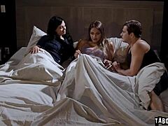 Мона Азар, бисексуальная мамочка, наслаждается тройкой со своим пасынком Натаном Бронсоном и потрясающей студенткой колледжа Гизель Бланко