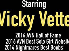 Vicky Vette, una seductora milf, se entrega al juego del agua y la charla explícita