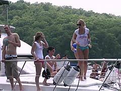 تجمع غير مقيد للنساء الناضجات على قارب منزلي في بحيرة في أوزاركس