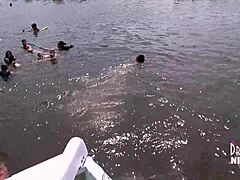 Raduno disinibito di donne mature su una casalinga sul lago negli Ozarks