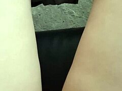 Αισθησιακή σκηνή σεξ με μια υποτακτική κοπέλα σε μια σπηλιά