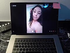 Zralá španělská pornohvězda potěší svého obdivovatele webové kamery v horkém sezení