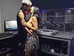 Der DJ aus Freedom bringt den toten Kel zurück in die Kabine und hat Sex mit ihr