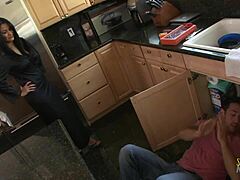 Напаљена мама заводи водоинсталатера у кухињи на секс