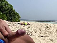Skrita perverznežka uživa v bujnih zrelih ženskah in njihovi pastorki, ki ejakulirata na njunih sončnih telesih